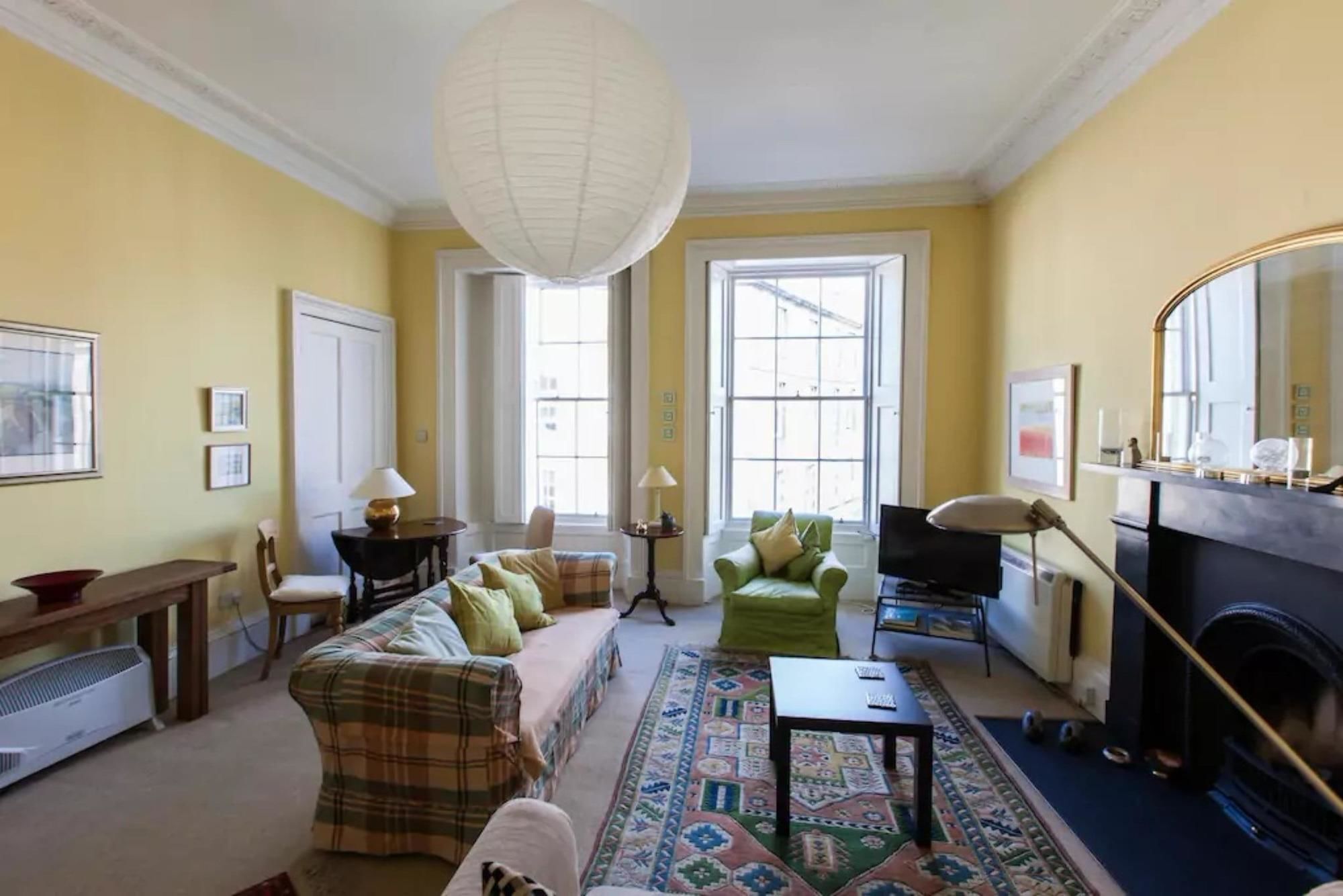 1 Bedroom New Town Flat Sleeps 2 Apartment